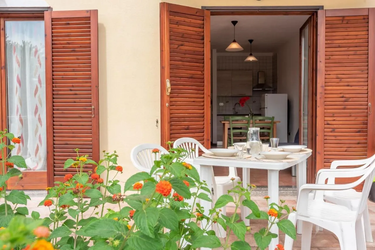 Glorious Residence Le Pavoncelle One Bedroom Sleeps Four Child Num1454 Santa Teresa Gallura 0*,  Italië